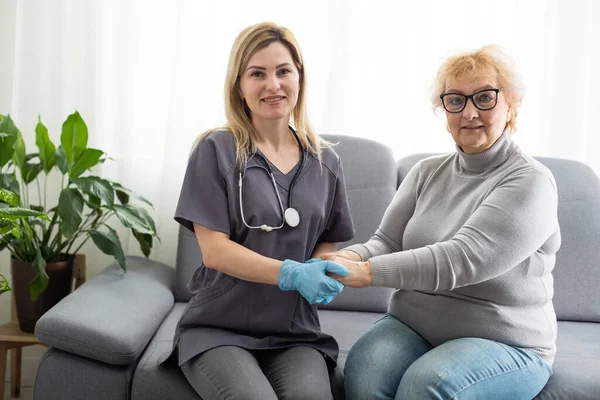 Догляд Молодою Медсестрою Доктор Допомагає Тримати Руки Щасливих Інвалідів Або — стокове фото