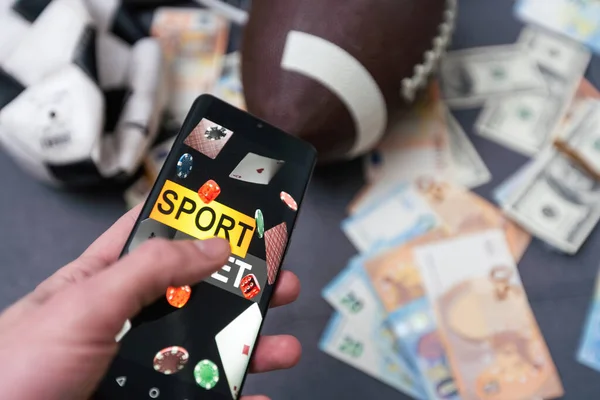 アメリカンフットボール選手 アメリカのサッカーへの賭け モバイルアプリケーションの賭け — ストック写真