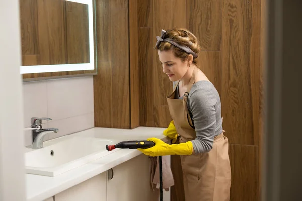 여자들은 집에서 화장실 청소를 여자들은 증기로 닦습니다 재빨리 청소하기 세척제를 — 스톡 사진