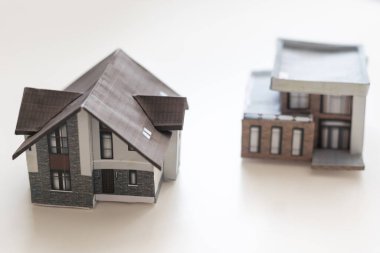 Evin ses ölçüsü projesi. Açık çatılı bir evin yerleşimi. Kır evi manzarasının minyatür düzeni. Mimarlık işinin bir sembolü olarak bina modeli. Mimarlık bürosunda tasarım.
