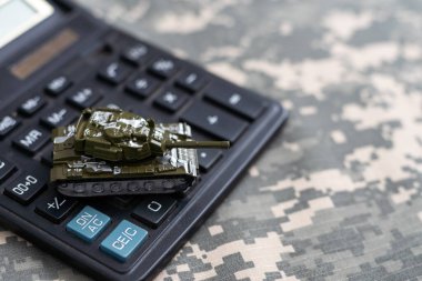 askeri geçmiş ve oyuncak tankı.