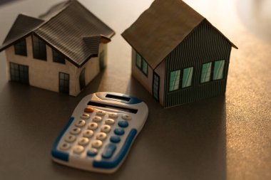 Model ev ve hesap makinesi, achitektur ve ev yapımı.