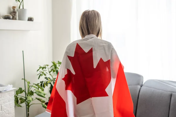 Giovane Studentessa Sorridente Tenendo Una Piccola Bandiera Del Canada Guardando — Foto Stock
