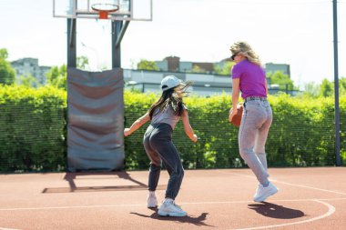 Anne ve küçük kızı basketboldan sonra. İyi iş tatlım.
