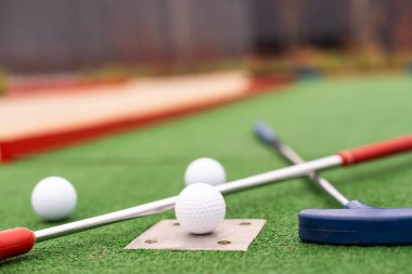 Mini golf, renkli golf sopaları, toplar..