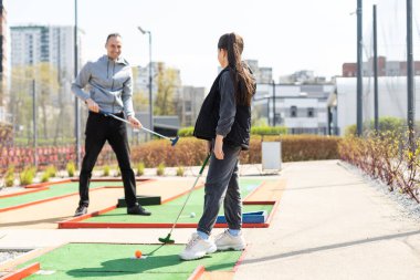 Yapay çimlerin üzerinde mini golf topu. Yaz sezonu oyunu.