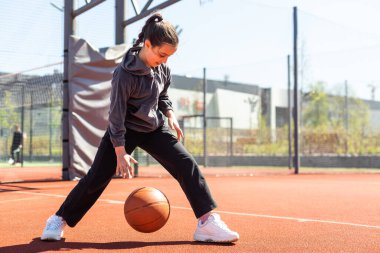 Güzel kız basket atıyor ve basketbol oynuyor..