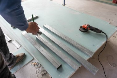 Adam alçı tavanlar için metal çerçeve monte ediyor. Yüksek kalite fotoğraf