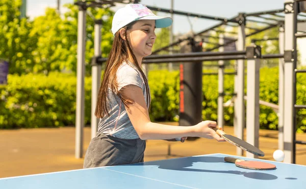 Κοριτσάκι Που Παίζει Πινγκ Πονγκ Στο Πάρκο — Φωτογραφία Αρχείου