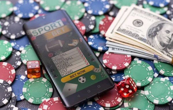 Jogando Cartas Fichas Poker Dados Smartphone Conceito Casino Online Jogar — Fotografia de Stock