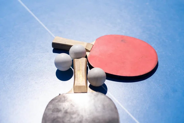 Sportovní Skladba Ping Pong Zblízka Rakety Pro Přehrávání Modrém Pozadí — Stock fotografie