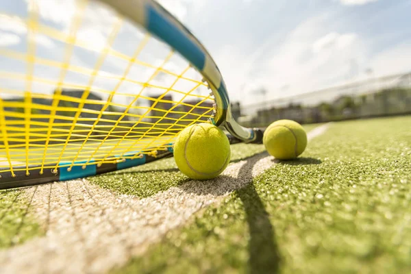 Tennisschläger Mit Tennisball Auf Einem Tennisplatz — Stockfoto
