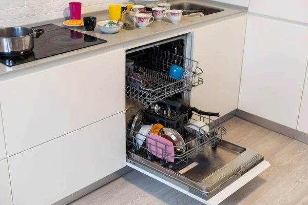 Відкрита Посудомийна Машина Чистим Посудом Кухні Простір Тексту Високоякісна Фотографія — стокове фото
