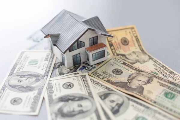 Holzhaus Modell Auf Dem Hintergrund Von Dollar Banknoten Wohnungsmarkt Kauf — Stockfoto