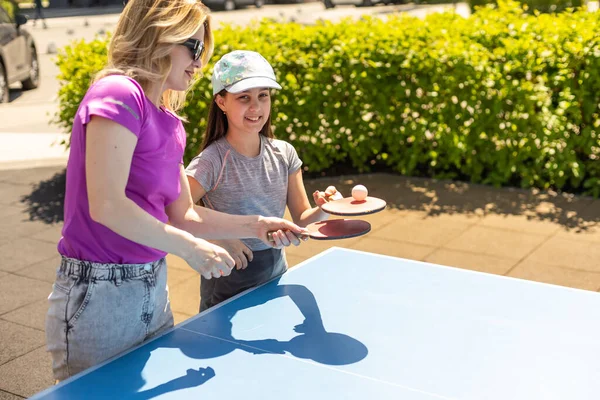 Happy Mother Córka Nauka Grać Ping Pong Sport Wesoła Rodzina — Zdjęcie stockowe