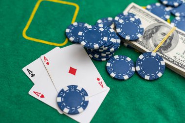 İskambil kağıdında bir çift as. Poker, yeşil masada fiş oynuyor. Çevrimiçi kumar. Bağımlılık. İskambil kağıtları ve poker fişleri. Uzayı kopyala Yüksek kalite fotoğraf