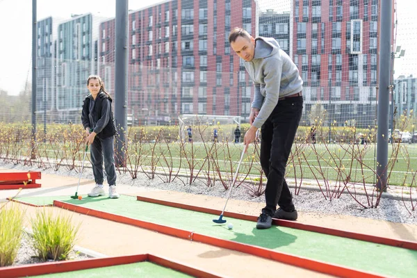 Sharing Golf Experience Cheerful Young Man Teaching His Daughter Play — Zdjęcie stockowe