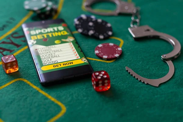 Casino Chip Una Combinazione Vincente Carte Scala Reale Accanto Alle — Foto Stock