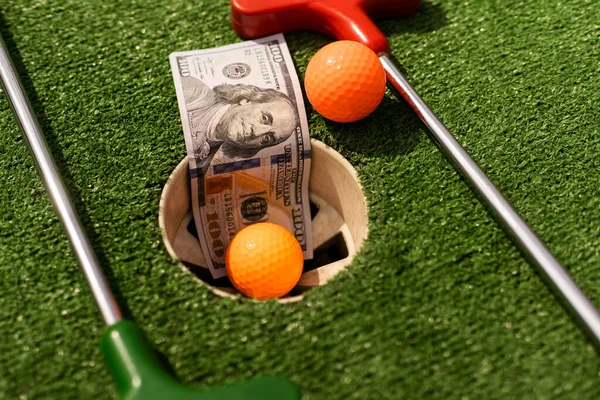Geld Mini Golfballen Gras Concept Van Sportweddenschappen — Stockfoto