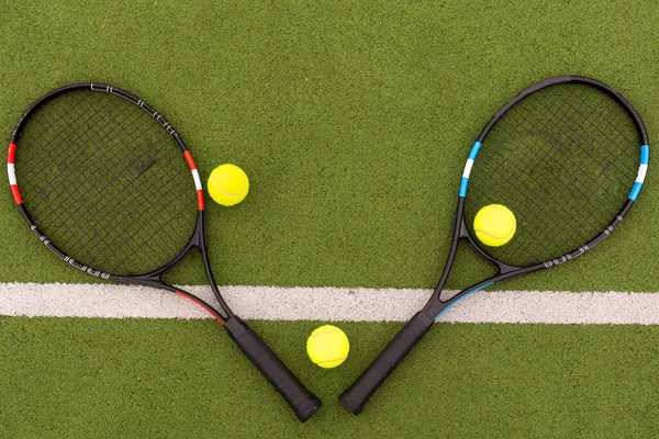 Tennisracket Med Bollar Grön Bakgrund — Stockfoto