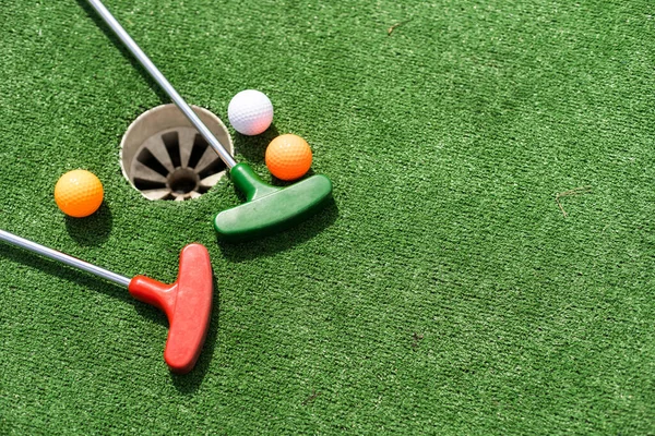 Golf Klubba Och Boll Grönt Gräs Nära Håll — Stockfoto
