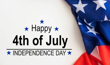 Amerikan bayrağı hakkındaki Bağımsızlık Günü metnin kutlu olsun. Yüksek kalite fotoğraf