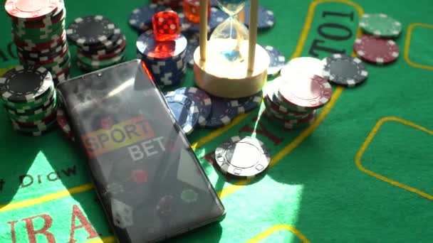 ギャンブルのテーマ 緑のテーブルの上のスタックでカラフルな演奏チップを閉じます 高品質の写真 — ストック動画