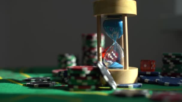 Poker Chips Ett Spelbord Med Dramatisk Belysning Högkvalitativt Foto — Stockvideo
