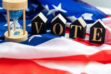 2024 yılında VOTE için Birleşik Devletler bayrağı ve tahta küpleri. Yüksek kalite fotoğraf