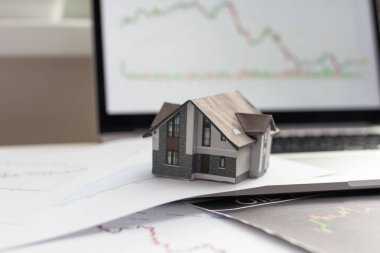 Ev modeli ve artan değeri olan kırmızı ok grafiği kamu parkındaki ahşap üzerine koyuldu, emlak kavramına Business yatırım yaptı. Yüksek kalite fotoğraf