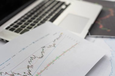 Veri doküman grafiği grafiği grafiğini hesaplamaya çalışan işadamı, araştırma geliştirme planlama stratejisi analizi finans muhasebesi raporunu sunmaktadır. İş ofisi konsepti. Yüksek kalite fotoğraf