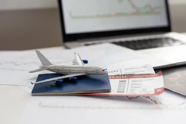 Repülőgép Pénz Repülőgép Amerikai Dollár Hátterében Utazás Repülőjegyek Repülőjegyek Költsége — Stock Fotó