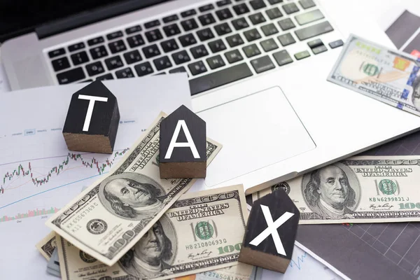 Das Wort Tax Ist Aus Holzwürfeln Mit Buchstaben Auf Weißem — Stockfoto