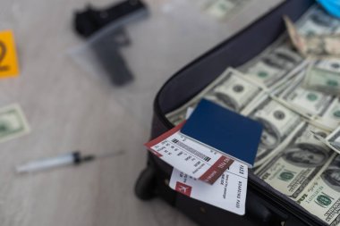 Paralar valizin içinde. Bir çantada Amerikan Doları. Yüksek kalite fotoğraf. Yüksek kalite fotoğraf