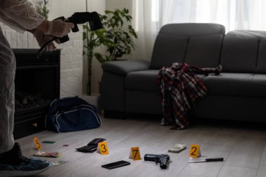 Kriminoloji uzmanı olay yerinden kanıt topluyor. Yüksek kalite fotoğraf