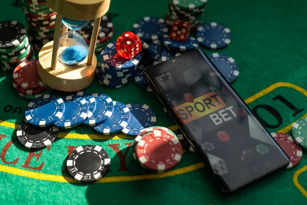 Poker Chips Uma Mesa Jogos Com Iluminação Dramática Foto Alta — Fotografia de Stock