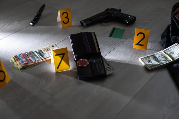 Концепція Розслідування Злочинів Пістолет Куля Проти Жовтого Маркера Злочину Підлозі — стокове фото