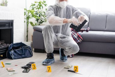 Olay yeri inceleme, teknisyen tarafından tabanca ve fişek toplama. Yüksek kalite fotoğraf