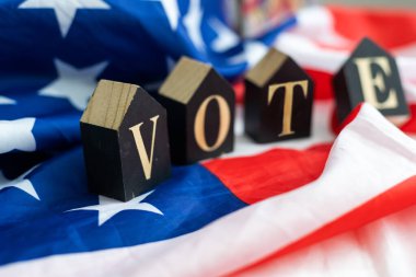 Amerikan bayrağı arka planında 2024 harfli ahşap küplerin üst görüntüsü. Birleşik Devletler başkanlık seçimi. Politika ve oylama kavramsal. Yüksek kalite fotoğraf