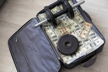 Gri arka planda 100 dolarlık banknotlar olan bavul. Yüksek kalite fotoğraf