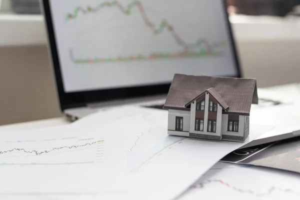 Hus Modell Med Fastighetsmäklare Och Kund Diskuterar För Avtal Att — Stockfoto