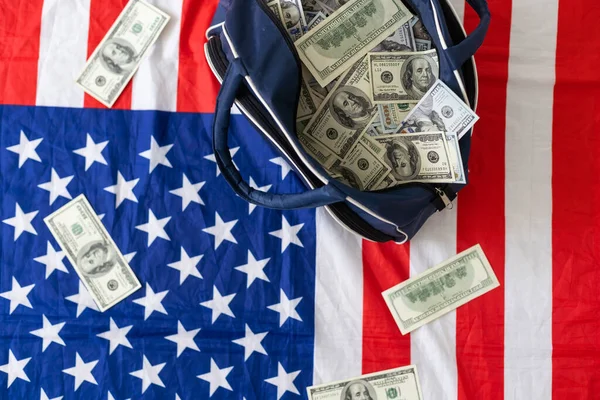 Pénz Bőröndben Amerikai Dollár Készpénz Egy Bőröndben Kiváló Minőségű Fotó — Stock Fotó