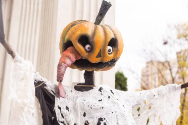 Korkunç ürkütücü suratlı oyulmuş balkabağı. Balkabağı feneri. Cadılar Bayramı süslemeleri