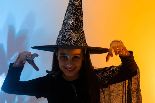 Schattig Tiener Meisje Met Brunette Lang Haar Zwart Heks Kostuum — Stockfoto