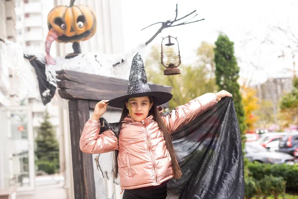 Halloween Ünnepe Elbűvölő Fiatal Boszorkány Egy Cuki Tinédzser Lány Portréja — Stock Fotó