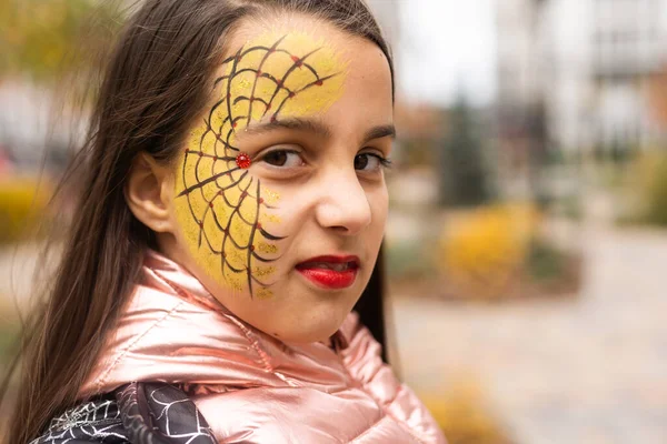 Retrato Uma Adolescente Caucasiana Com Uma Teia Aranha Uma Aranha — Fotografia de Stock