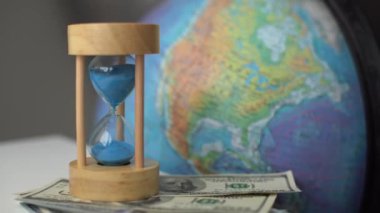 Dizüstü bilgisayarı ve kum saati olan dünya küresi. Çevrimiçi iş ve küreselleşme teması. Yüksek kalite fotoğraf