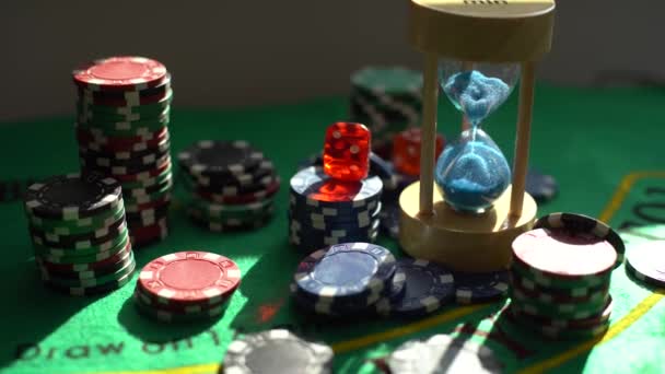 Rozmazat Pozadí Žetony Stack Pokerových Žetonů Zeleném Stole Téma Pokeru — Stock video