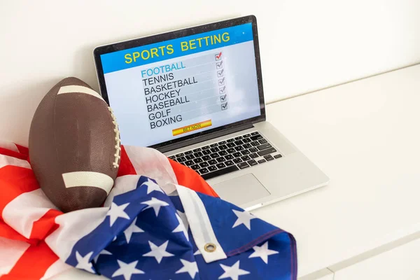 賭けスポーツ電話の賭けのラップトップショルダーサッカーライブホームウェブサイトのコンセプト上 株式イメージ 高品質の写真 — ストック写真