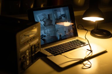 Taşınabilir güç istasyonu masadaki cihazları şarj ediyor. Yüksek kalite fotoğraf